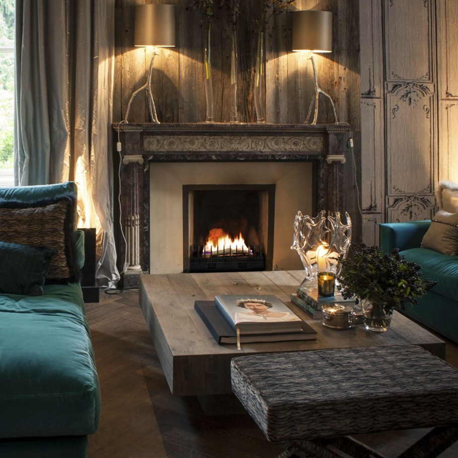 Уютная комната с камином