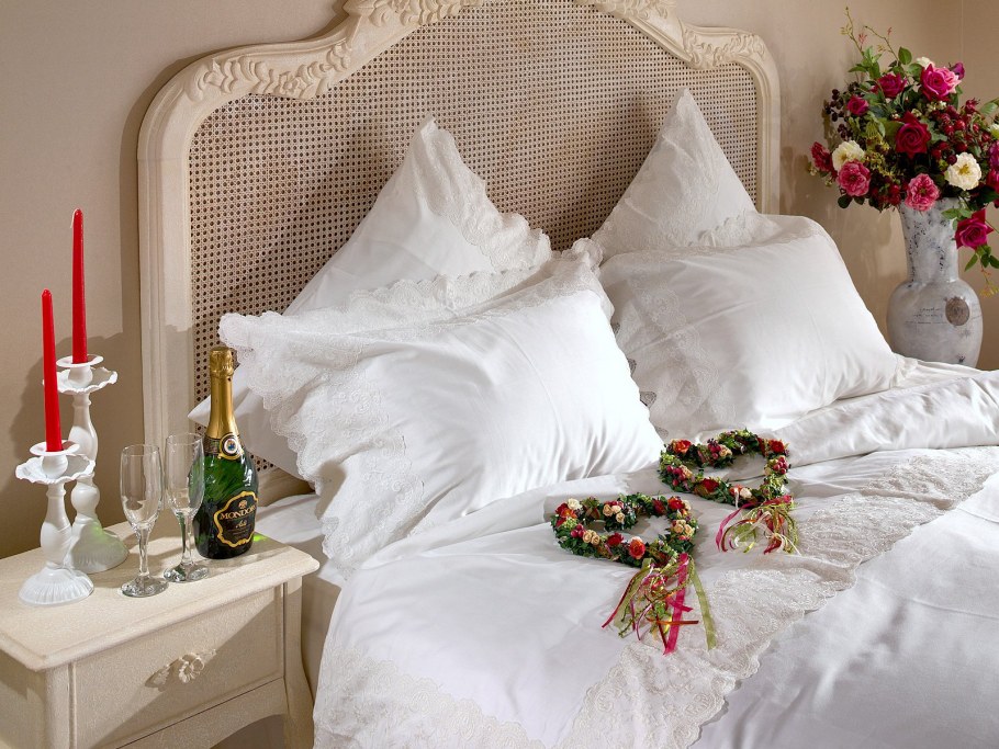 Декор номера в отеле для молодоженов