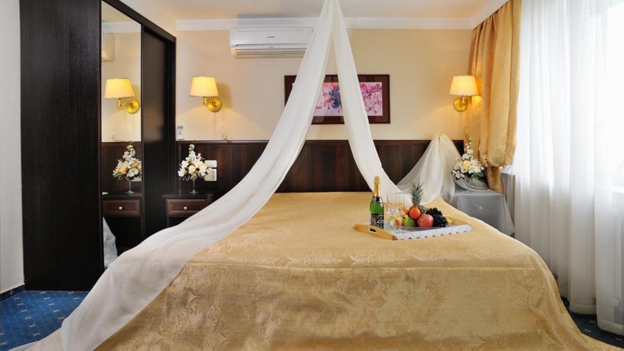 Крепкая кровать для молодоженов