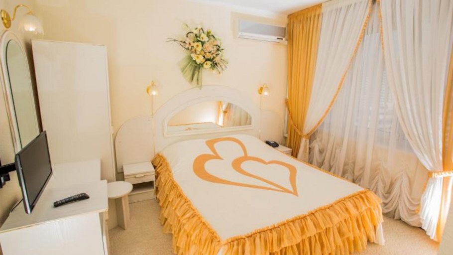 Украсить номер для молодоженов