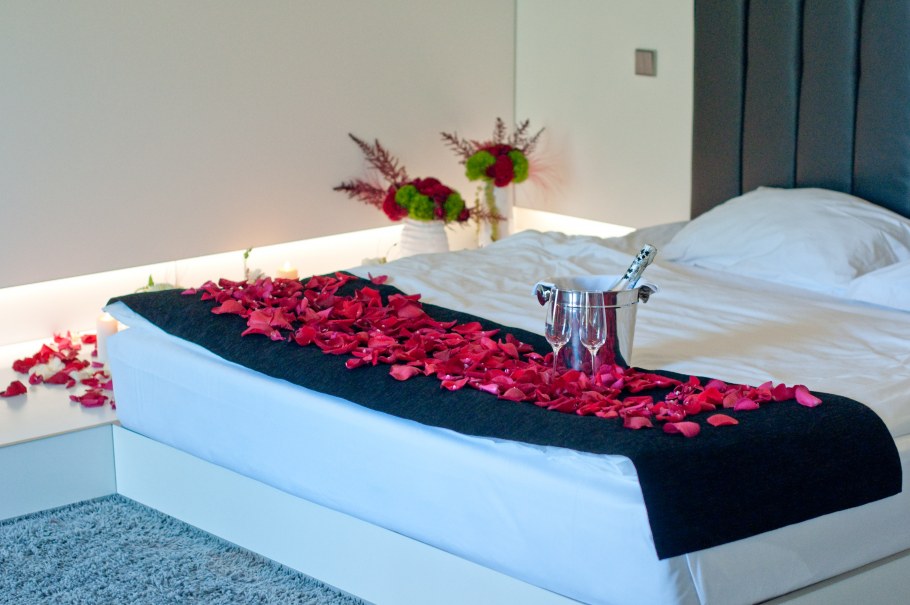 Лепестки роз на кровати