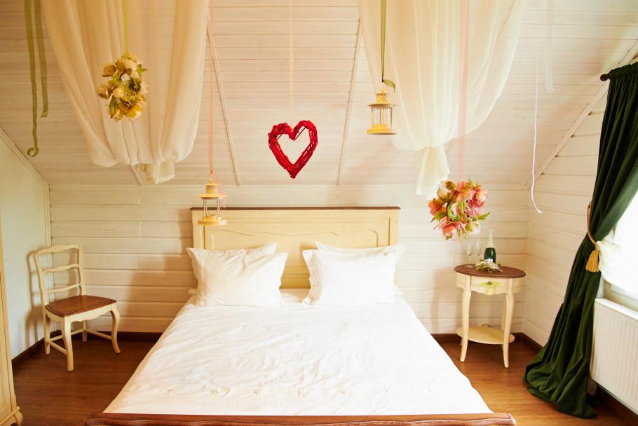 Большая кровать в спальню для молодоженов