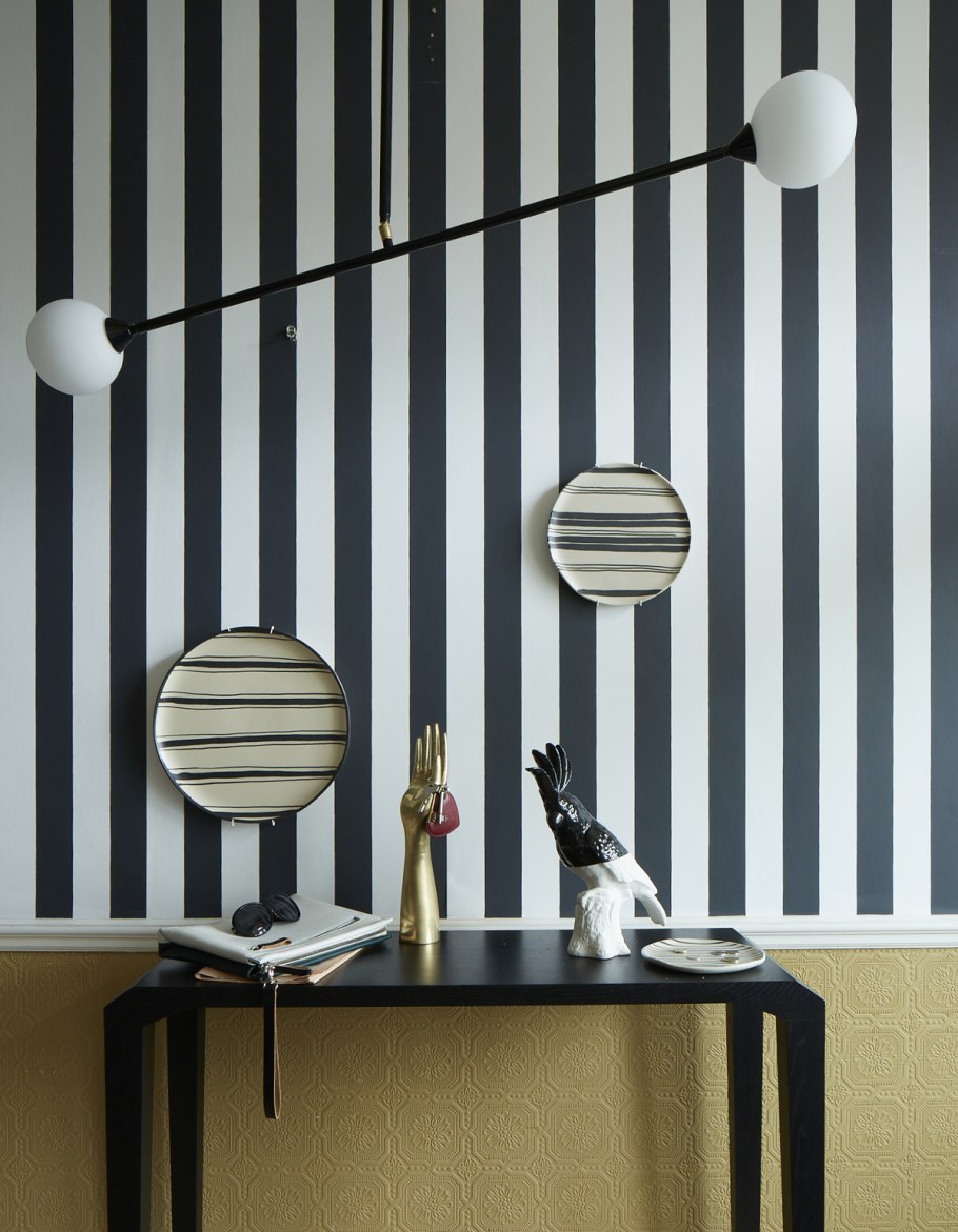 Полоски на стене в интерьере