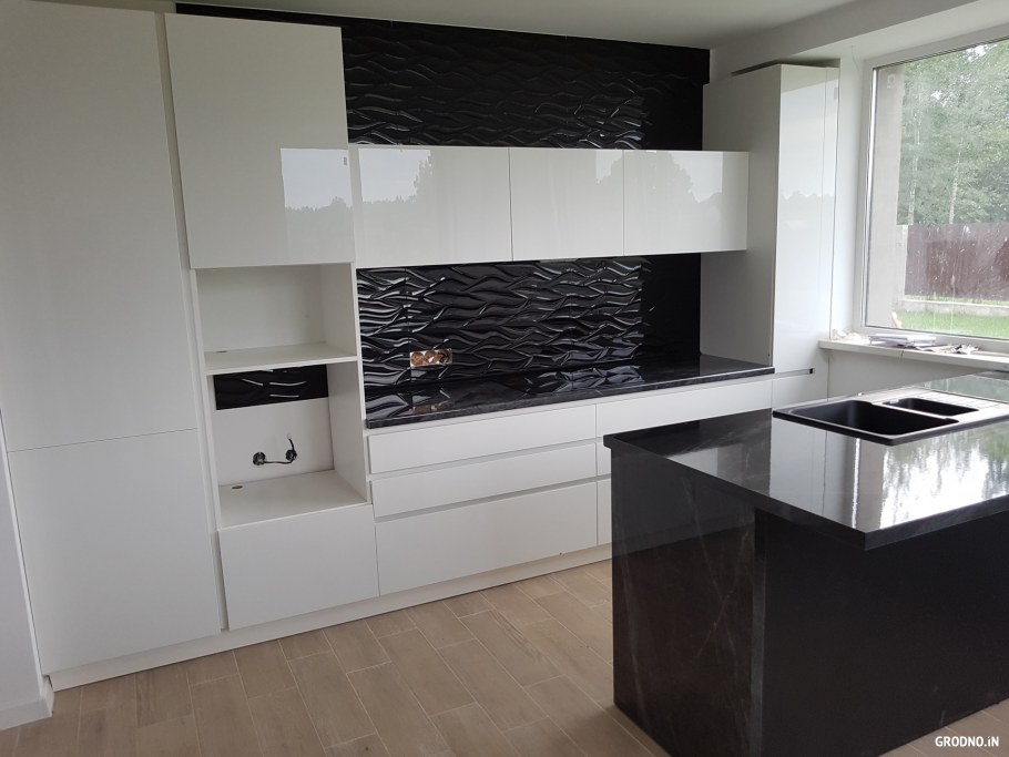 Бело черная кухня акрил
