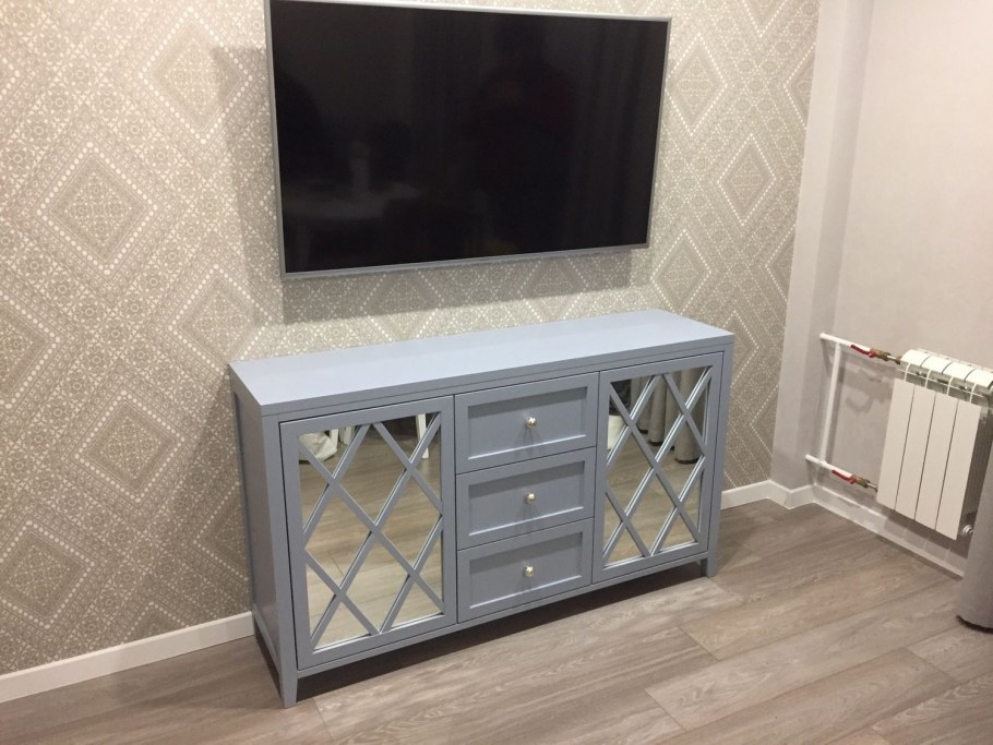 Комод с зеркальными фасадами