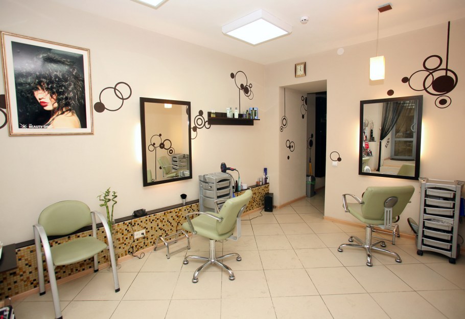 Интерьер парикмахерской маленькой площади