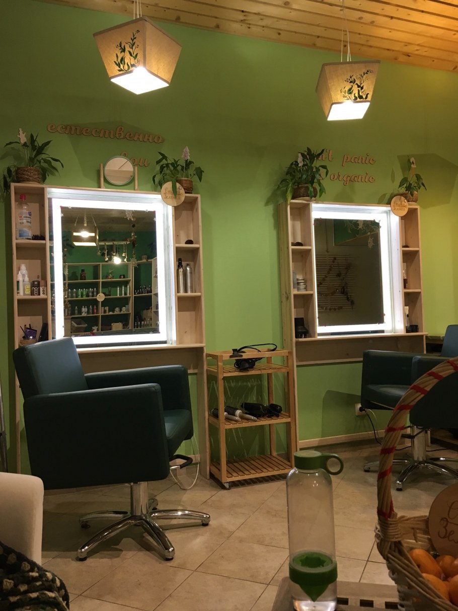 Парикмахерская в зеленых тонах