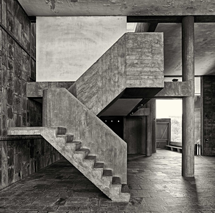 Нео брутализм интерьер