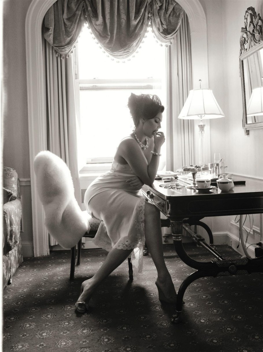 Девушка перед будуарным столиком