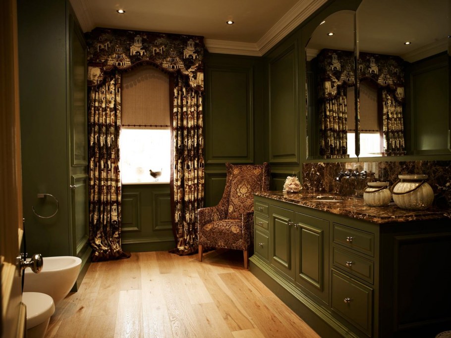 Горчичный цвет стен в гостиной