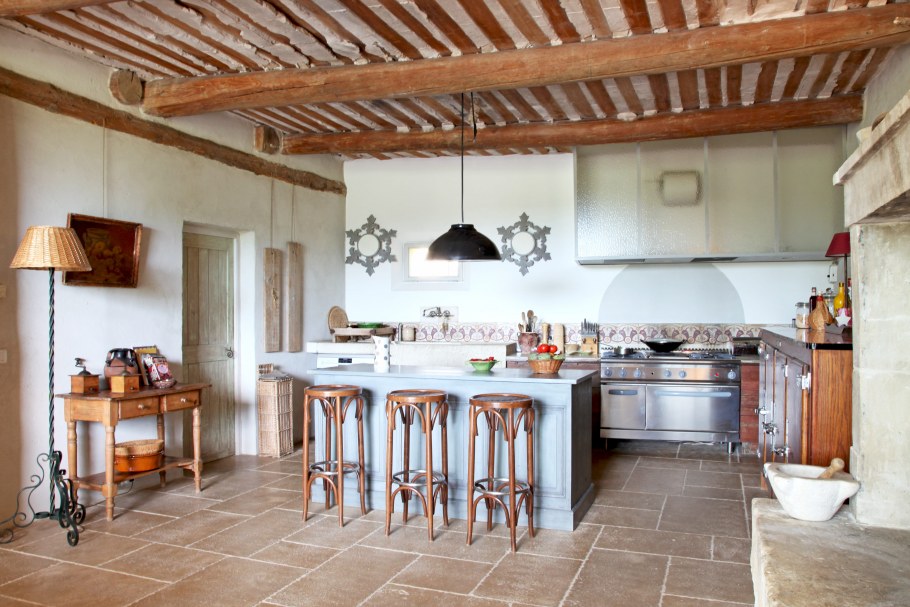 Летняя кухня в деревенском стиле