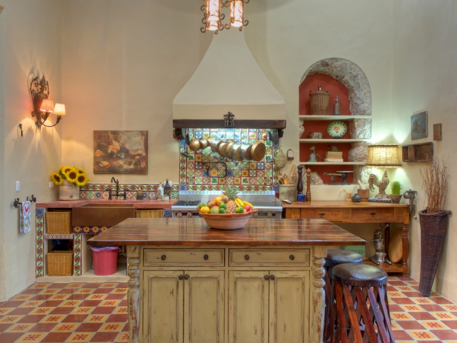 Серая кухня с ярким фартуком