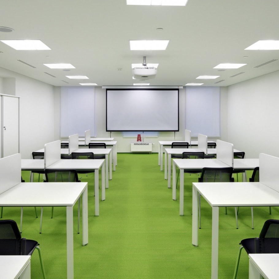 Интерьер голубой учебной аудитории