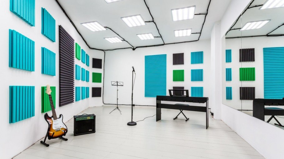 Окно в офисе