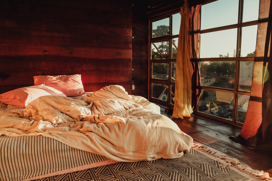 Сентябрь уютное утро кровать