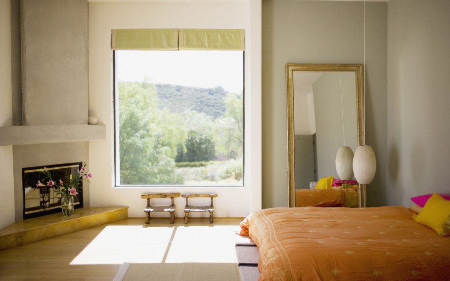 Большое окно в комнате