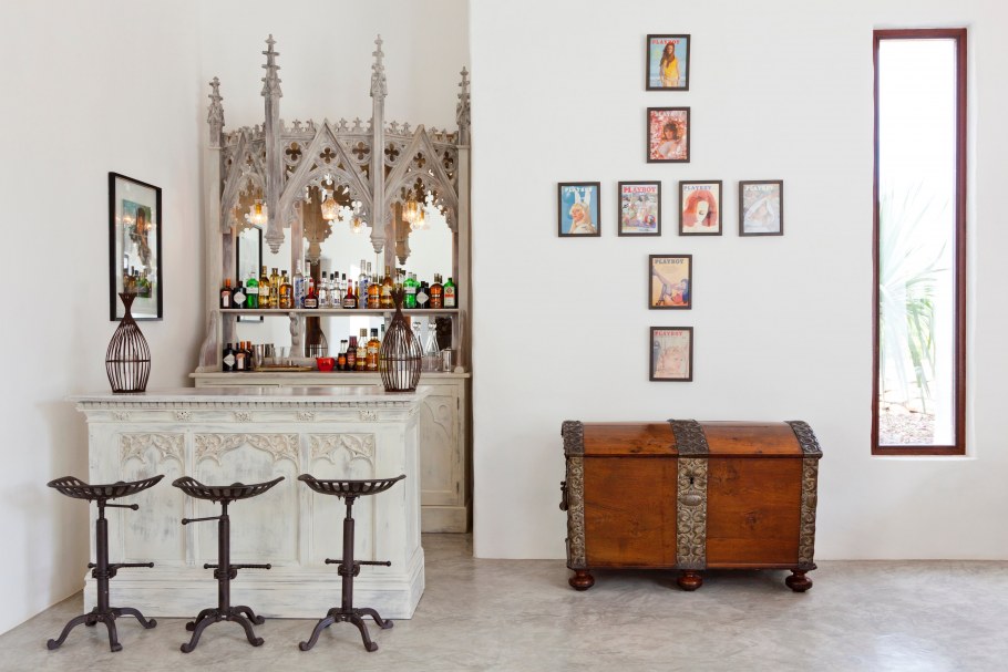 Барный стул в готическом стиле