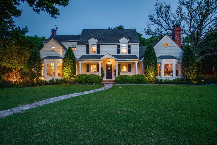 Красивый загородный дом