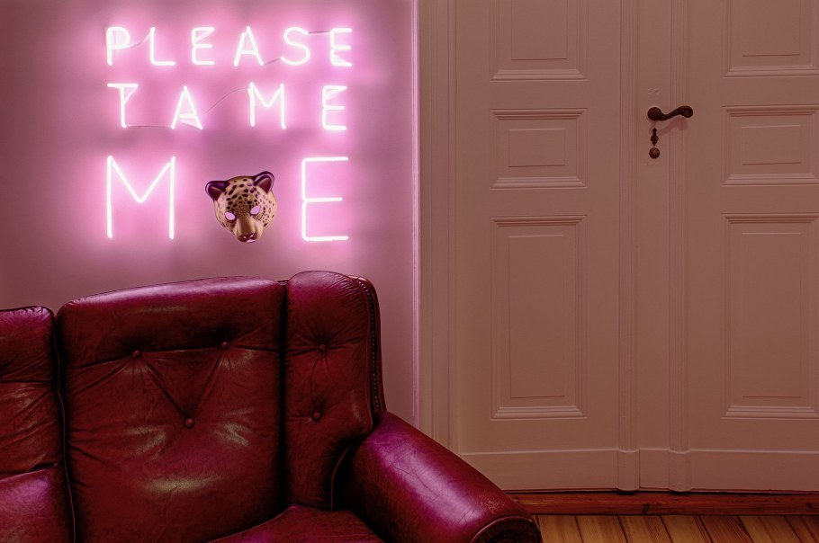 Неоновые надписи в интерьере