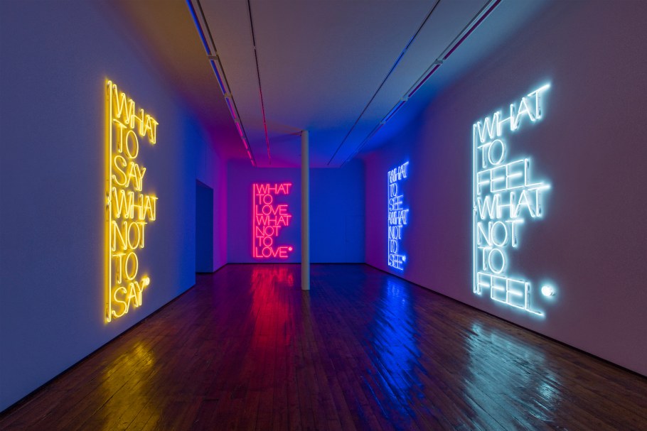 Неоновая стена