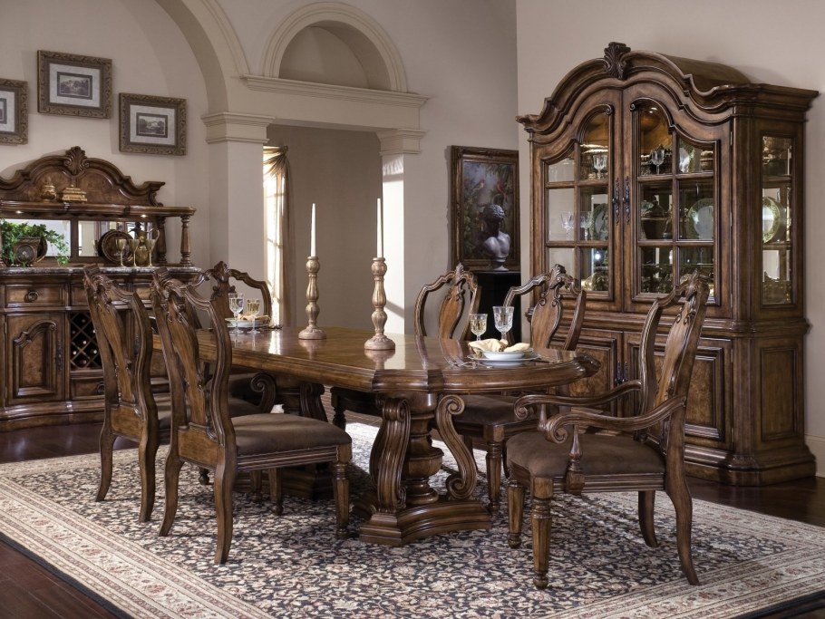 Красивая старинная мебель