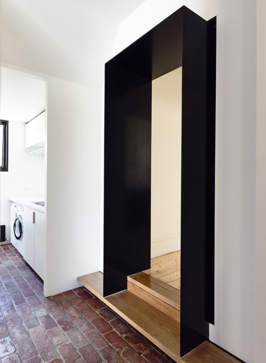 Подиум в прихожей у входной двери