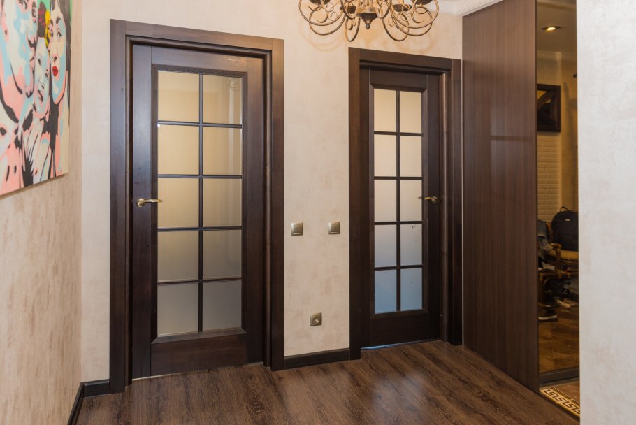 Белые межкомнатные двери с белым порогом