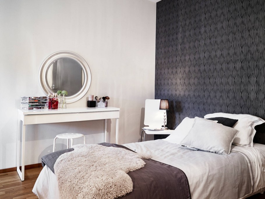 Яркая акцентная стена в гостиной