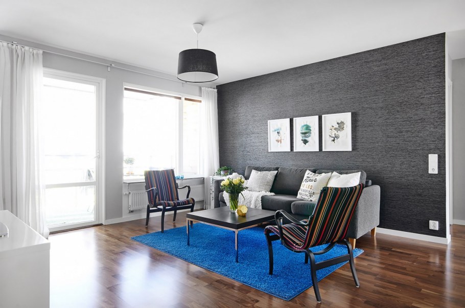 Гостиная с комбинированными обоями