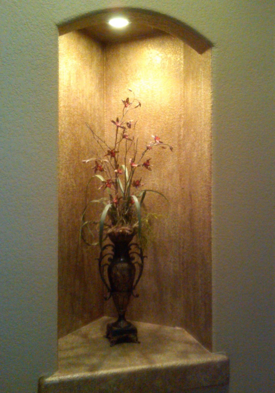 Цветы в нише в стене