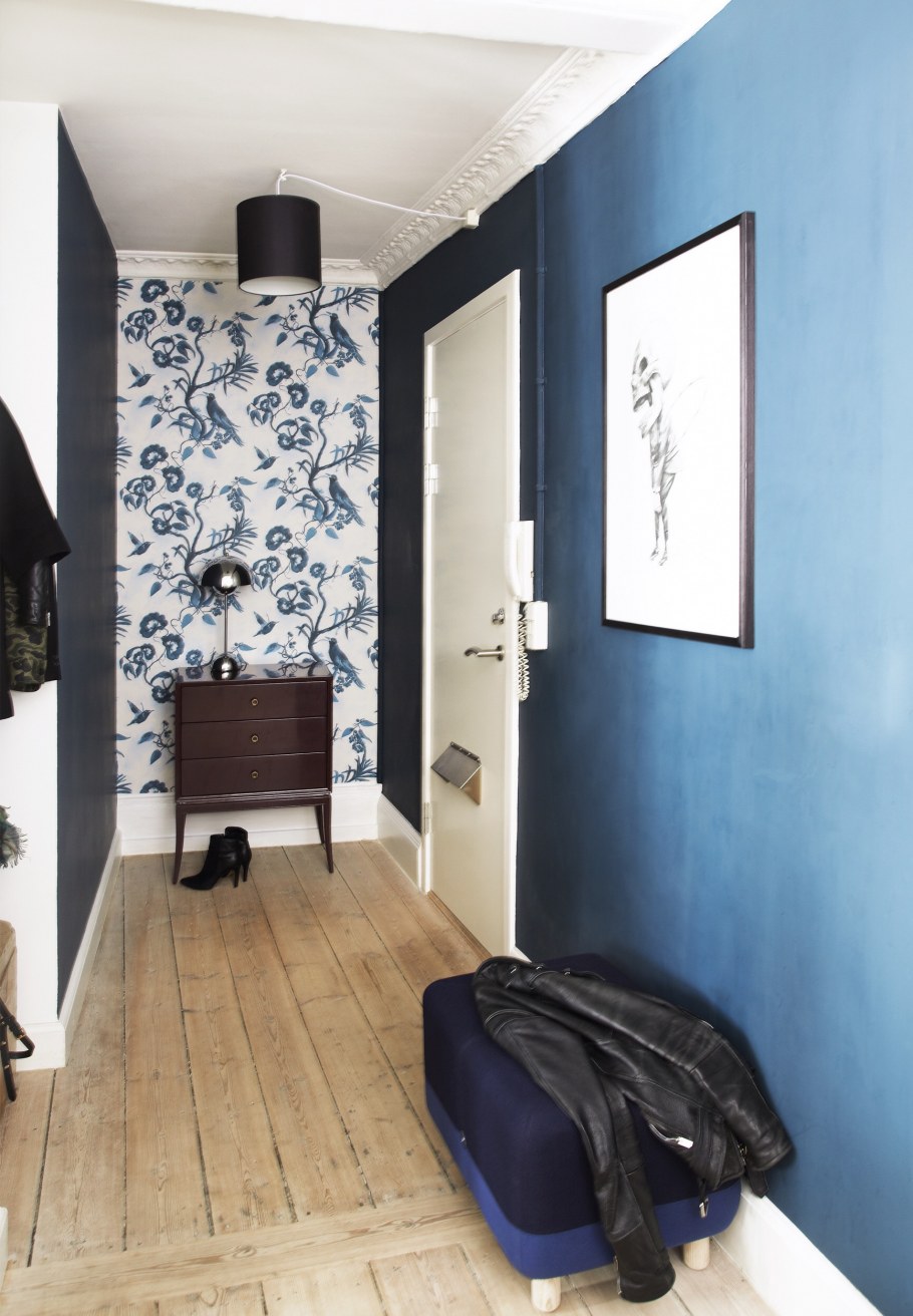 Синие стены в маленькой прихожей