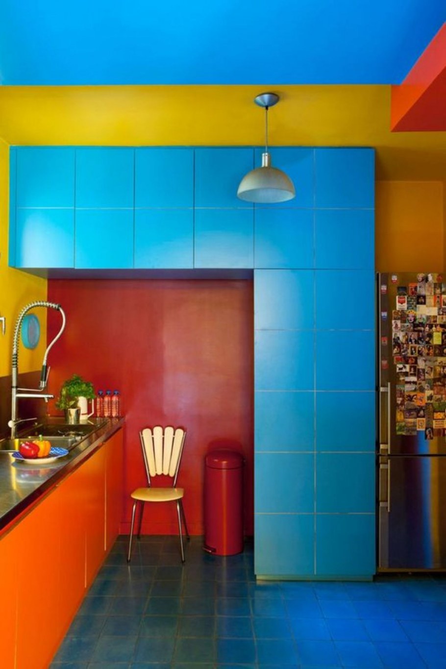 Разноцветная кухня в интерьере
