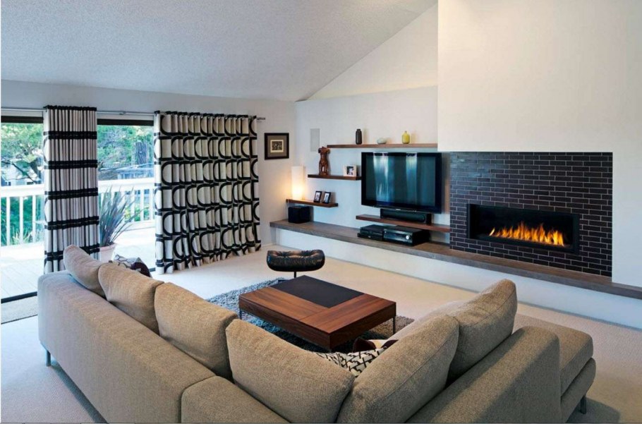 Камин и телевизор в интерьере гостиной