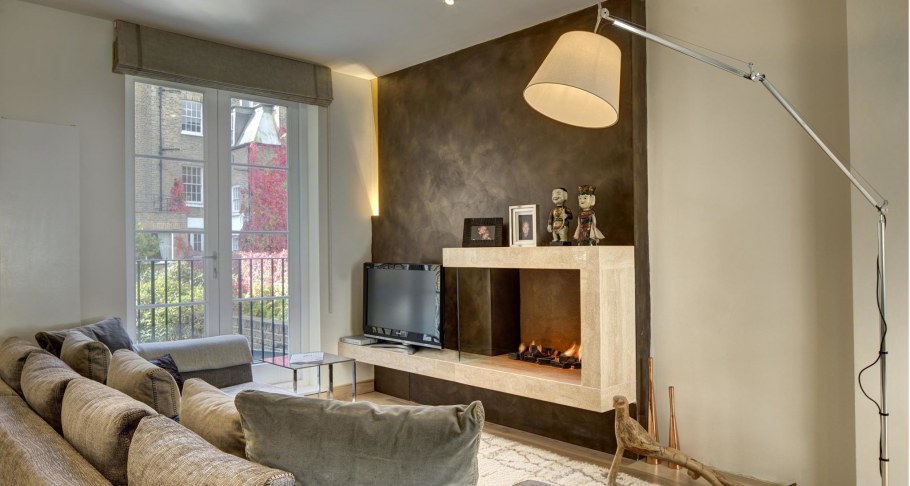 Биокамин и ТВ стена в интерьере гостиной