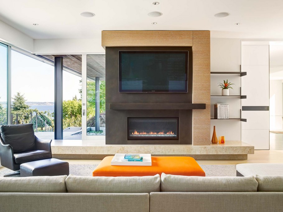 Современная гостиная с камином в стиле хайтек