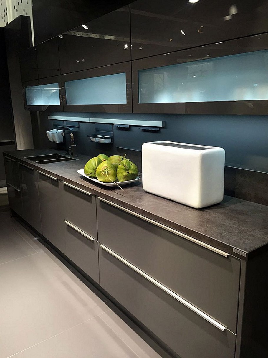 Кухня со стеклянными фасадами