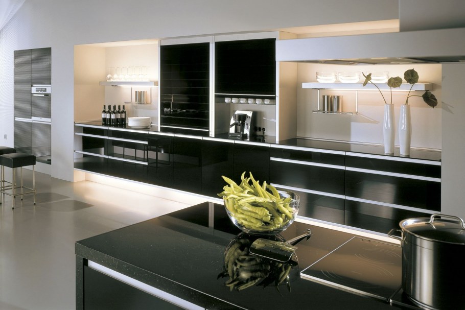 Современные кухни со стеклянными фасадами