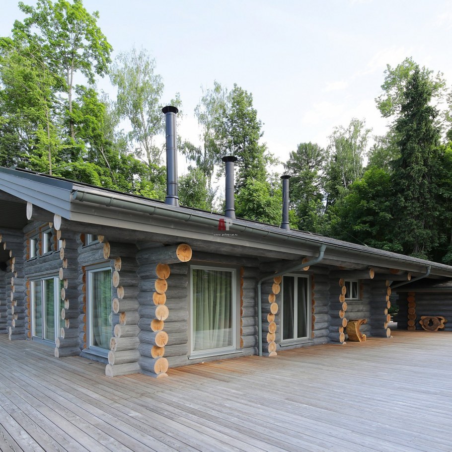 Серый дом из бревна