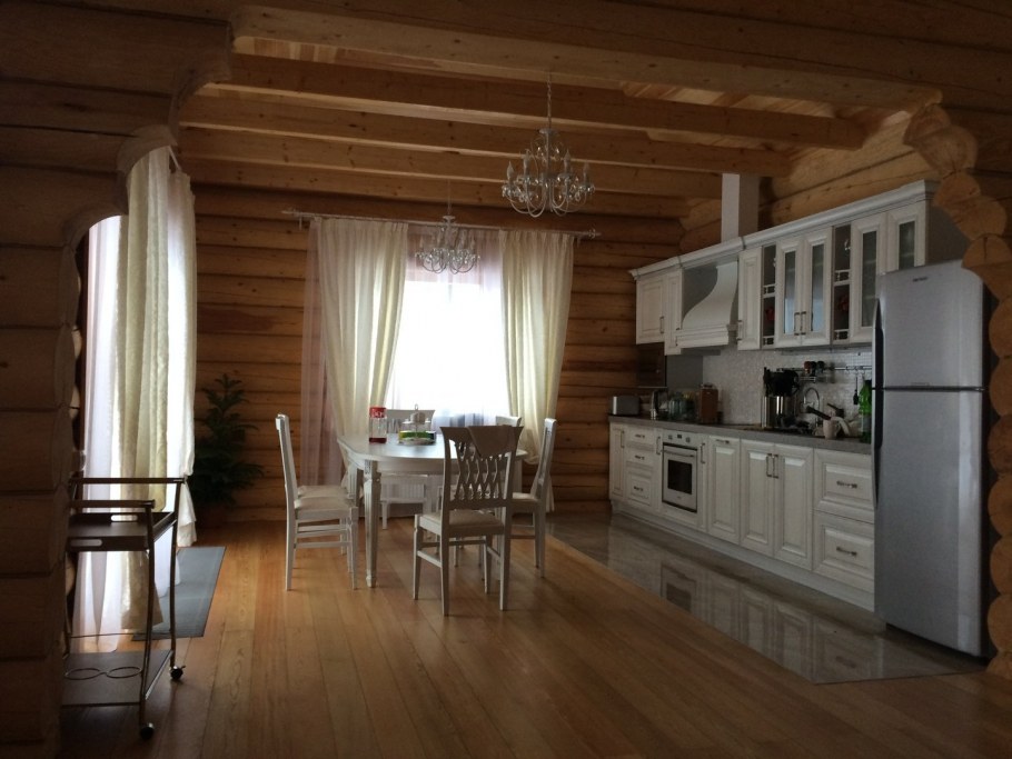 Кухня в доме из профилированного бруса