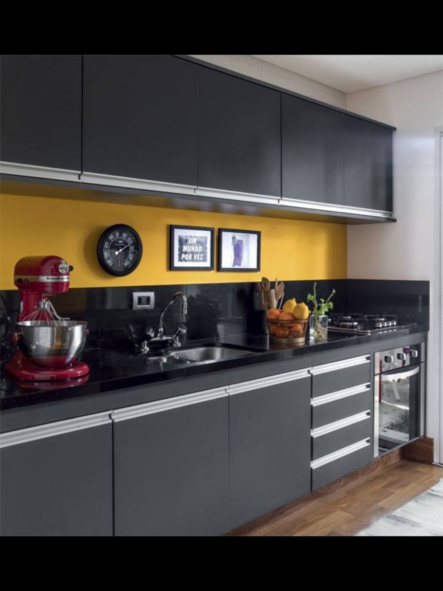 Желто серая кухня