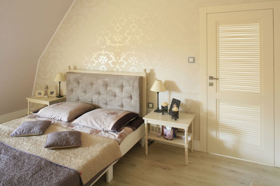 Спальня в бело сиреневых тонах