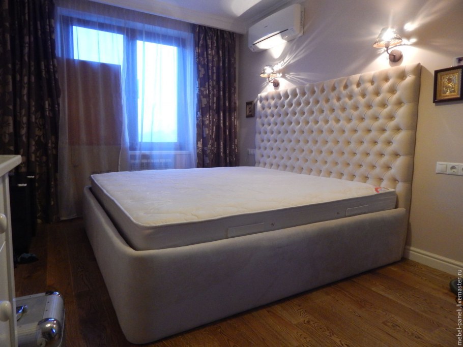 Высокая спальная кровать