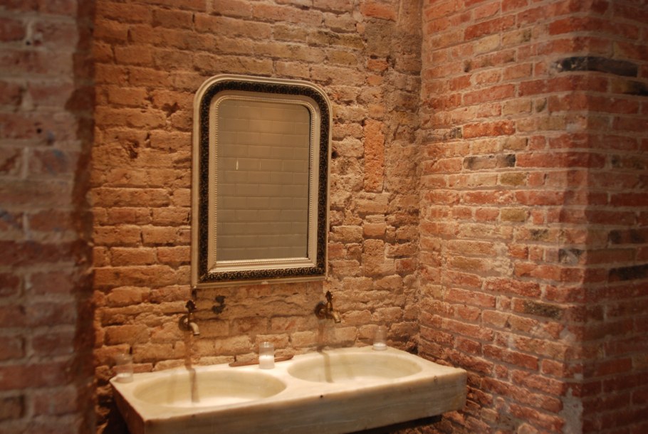 Декоративный кирпич в ванной комнате