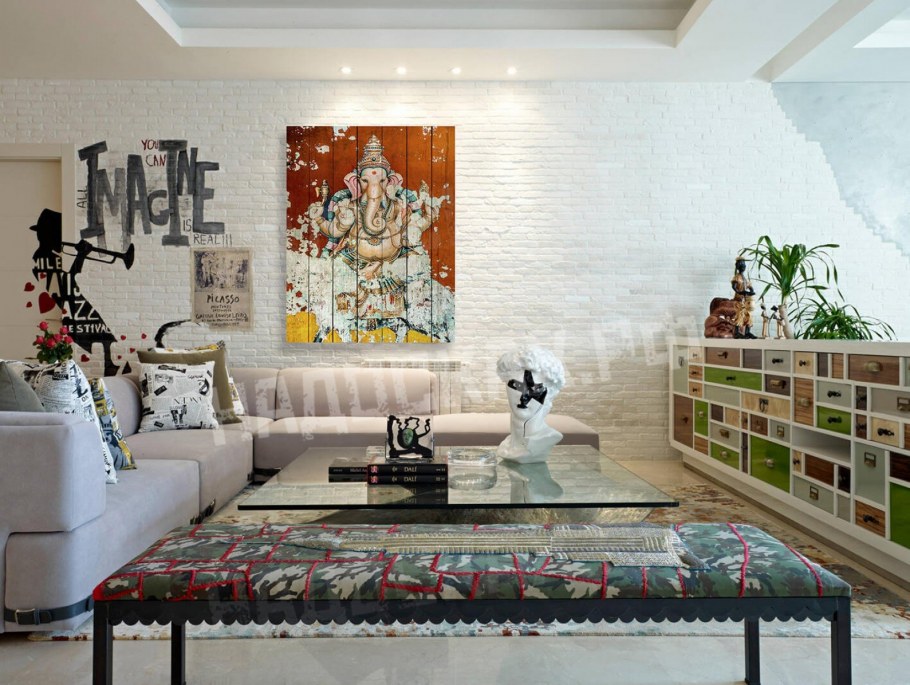 Белая кирпичная стена в интерьере