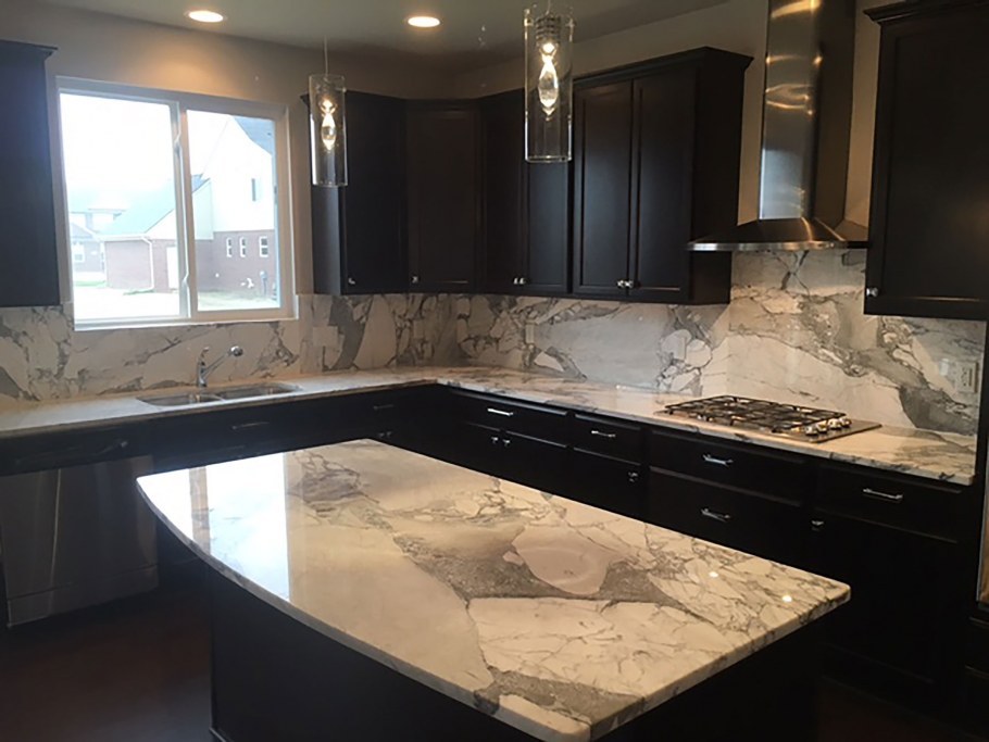 Кухня черно мраморная столешница