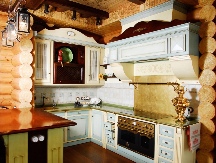 Интерьер кухни в бревенчатом доме в русском стиле