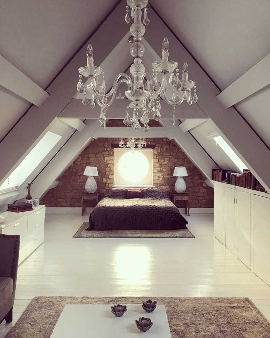 Интерьер мансардной комнаты