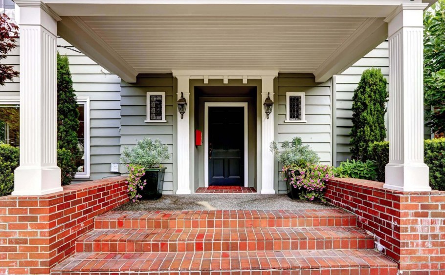 Крыльцо с лестницами на рызный рельеф