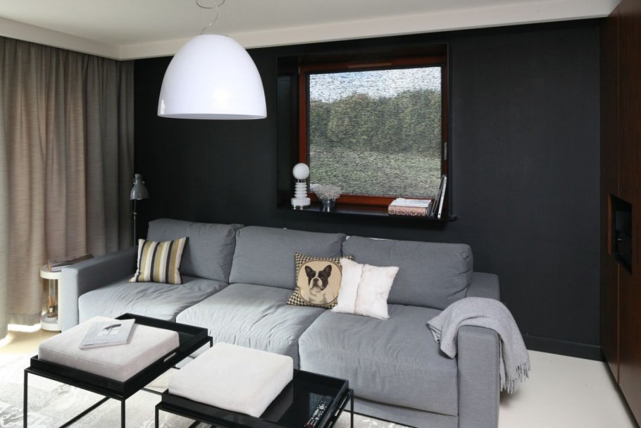 Серые стены диван