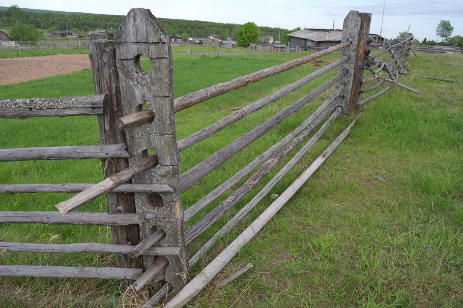 Изгородь из жердей